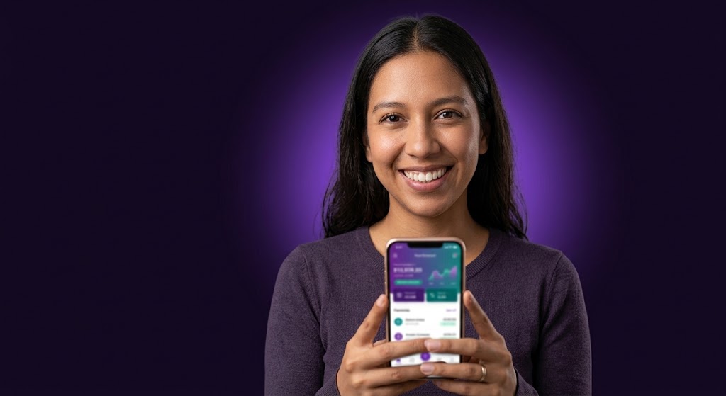 Usuario confiado sonriendo con su teléfono